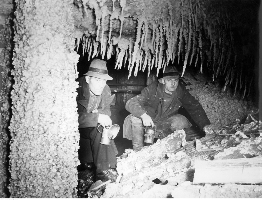 Górnicy podczas pracy w kopalni soli w Wieliczce