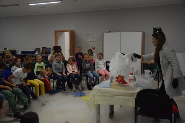 Miejska Biblioteka Publiczna im. Zdzisława Arentowicza włączyła się w Noc Bibliotek. Tegoroczna, piąta już edycja akcji, odbywa się pod hasłem "Znajdźmy wspólny język". Przygotowano szereg atrakcji, jednocześnie w centrali przy ul. Warszawskiej i w filiach przy ulicach: Dziewińskiej, Łęgskiej i Żytniej. W centrali na czytelników czekała mi.in. "Kulinarna uczta z pieczonym ziemniakiem w roli głównej", a filii nr 11 "Magiczne eksperymenty". Przy Żytniej atrakcją były gry planszowe, a przy Dziewińskiej językowe straszydełka.[sc]Wideo. Centrum Kultury Browar B. we Włocławku w 2019 roku świętowało 5 lat istnienia[/sc]