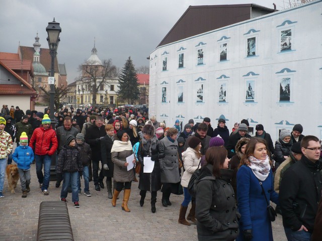 Manifestujący przeszli z Rynku do miejskiego parku