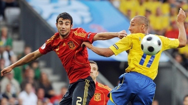 Raul Albiol (Hiszpania) w powietrznym pojedynku z Henrikiem...