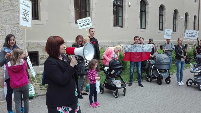 W środę, 14.06, rozpoczął się proces w sprawie ograniczenia jej władzy rodzicielskiej. Pod sądem zebrali się przeciwnicy obowiązkowego szczepienia dzieci, którzy protestują w obronie pani Iwony.