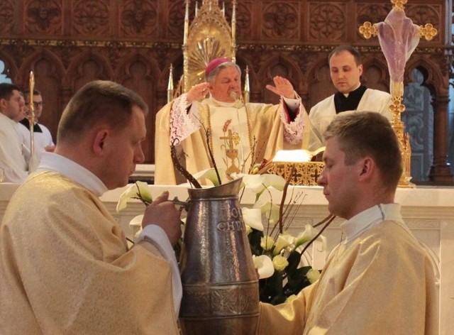 W radomskiej katedrze olej Krzyżma poświęcił biskup Henryk Tomasik.