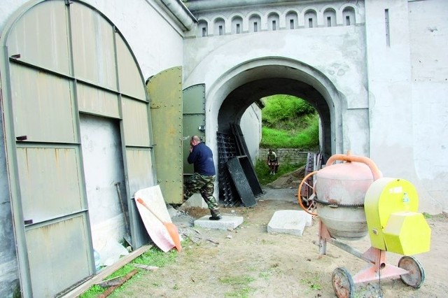 Na Forcie II prace prowadzone są praktycznie bez przerwy. Wszystko po to, by zaniedbane przez lata bunkry przemieniły się w „Twierdzę Łomża”. W tym roku ruszy restauracja, w przyszłym roku m.in. sala bankietowa oraz pokoje gościnne.