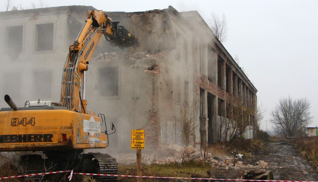 Dziś na zlecenie Grudziądzkiego Parku Przemysłowego rozpoczęto rozbiórkę starej hali przemysłowej przy ul. Waryńskiego w Grudziądzu