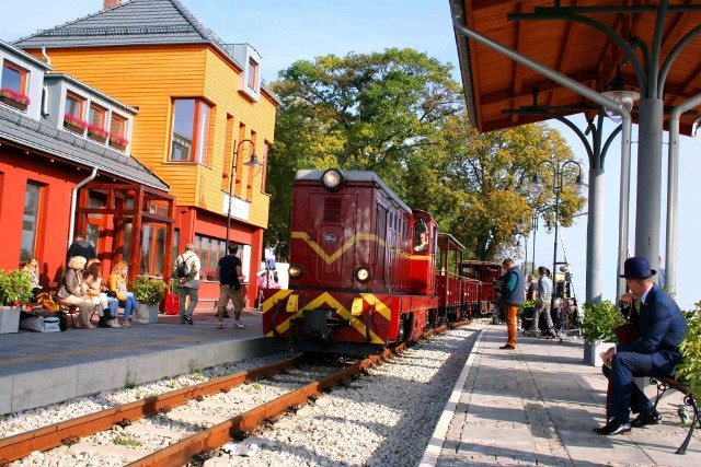 Pociągi wyjeżdżają codziennie o 8.40 ze stacji w Gryficach, by po dotarciu do gminy Rewal kursować wahadłowo pomiędzy Trzęsaczem i Pogorzelicą. Po pięciu pętlach wąskotorówka powróci do Gryfic ostatnim kursem (odjazd o godz. 17.45 z Pogorzelicy)
