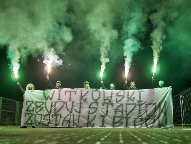Młodzież Wszechpolska bardzo negatywnie ocenia działania prezydenta Radosława Witkowskiego związane z budową stadionu przy ulicy Struga w Radomiu.