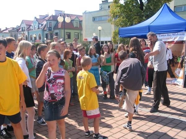 Aleksander Furman prowadzi krótki kurs hip - hop.