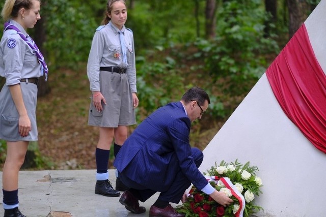Premier Mateusz Morawiecki gości dziś w Kujawsko-Pomorskiem. Po spotkaniu z rolnikami przyjechał do Górska, gdzie złożył kwiaty pod pomnikiem upamiętniającym porwanie ks. Jerzego Popiełuszki.