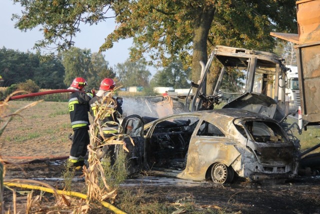 We wtorkowe popołudnie na DK nr 5 pomiędzy Koźminem Wielkopolskim a Wałkowem doszło do wypadku  udziałem ciągnika rolniczego i samochodu osobowego. Oba pojazdy spłonęły. W wypadku została ranna jedna osoba. Zobacz więcej zdjęć ------> 