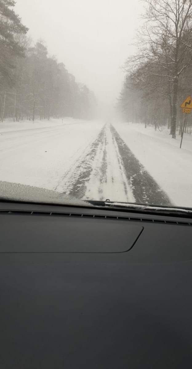 Atak zimy. Fatalna sytuacja na drogach w Bydgoszczy i regionie [zdjęcia]