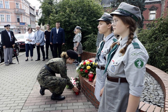 Kwiatami i zniczami uhonorowano pamięć twórcy i przywódcy organizacji konspiracyjnej "Rota" Tadeusza Kaube  w Grudziądzu.