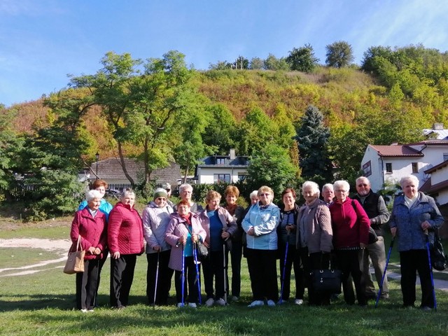 Seniorzy z Pniowa w jesiennym słońcu na wycieczce w Kazimierzu nad Wisłą