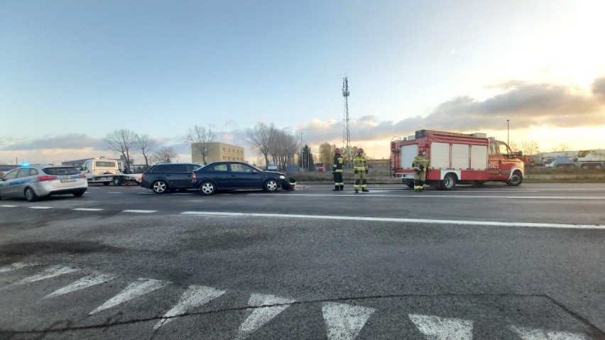 Wypadek w Żarach na obwodnicy miasta. Audi zderzyło się z oplem. Jedna osoba została ranna