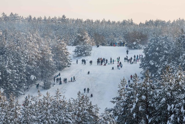 Tłumy na byłej żwirowni i wyciągu w Ogrodniczkach pod Białymstokiem - niedziela, 17.01.2021