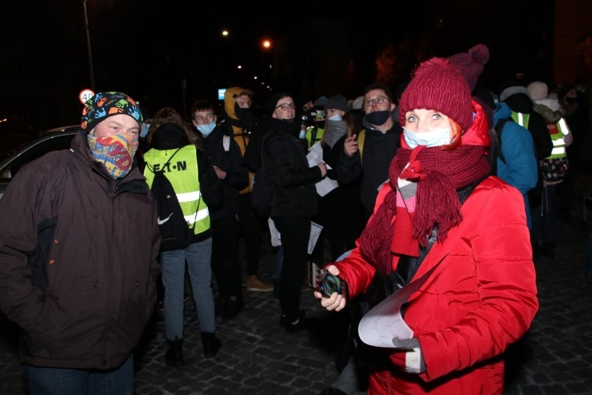 Ekstremalna Tczewska Droga Krzyżowa tym razem liczyła prawie 24 km. Kolejne stacje przebiegały ulicami miasta, przez wszystkie parafie