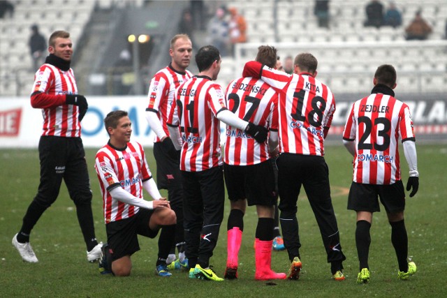 Piotr Polczak (trzeci z lewej) na stadionie Cracovii podczas ostatniego Treningu Noworocznego