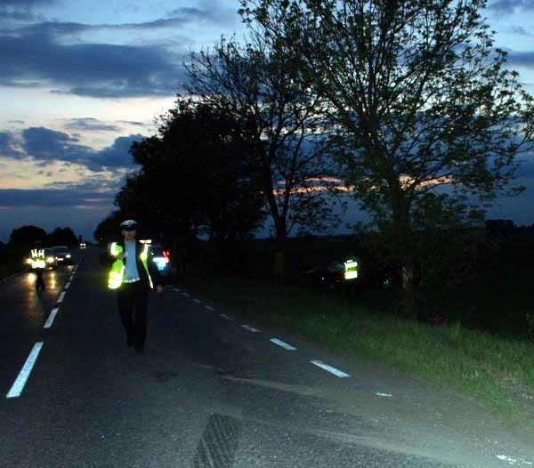 Pirat drogowy potrącił dziewczynę i odjechał. Potłuczona nastolatka została na drodze.