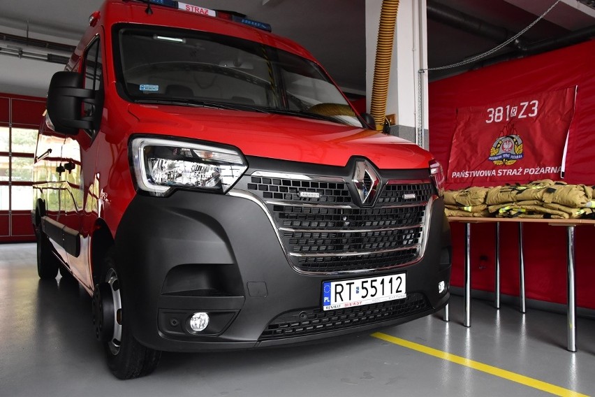 Nowe samochody i sprzęt ratowniczy dla strażaków z Tarnobrzega. Wsparcie od miasta, powiatu i Funduszu Przeciwdziałania COVID-19 [ZDJĘCIA]