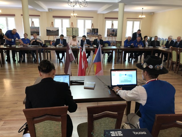 Delegacje flisaków z zaprzyjaźnionych państw w Ulanowie na konferencji wsparli działania wpisu na listę światowego dziedzictwa