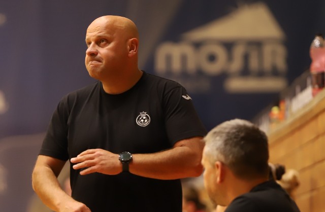 Trener Suzuki Korony Handball Kielce Paweł Tetelewski do końca meczu z niepokojem zerkał na tablicę wyników.