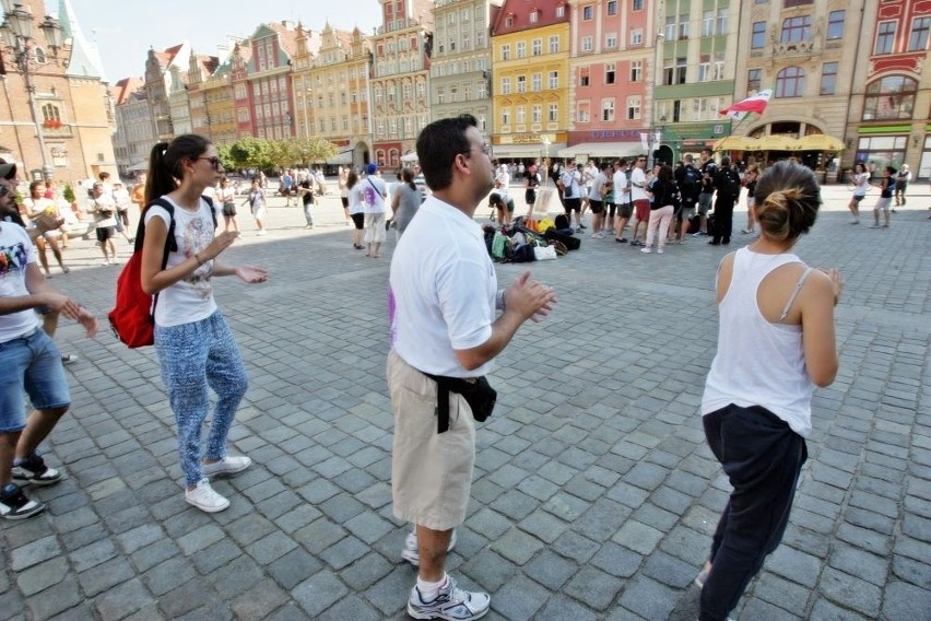 Wrocław: Włoska pielgrzymka śpiewa, modli się i gra w Rynku (ZDJĘCIA)