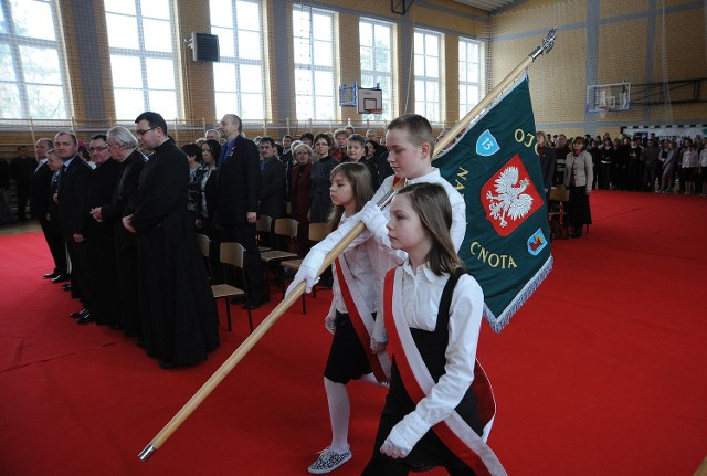 Prezentację nowego budynku połączono z uroczystym apelem szkolnym