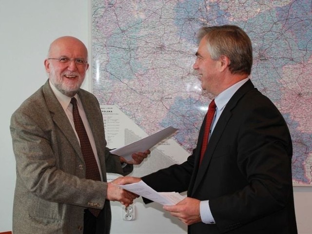 Umowę podpisał starosta przasnyski Zenon Szczepankowski (po prawej) oraz Włodzimierz Mazurek- dyrektor generalny PGE