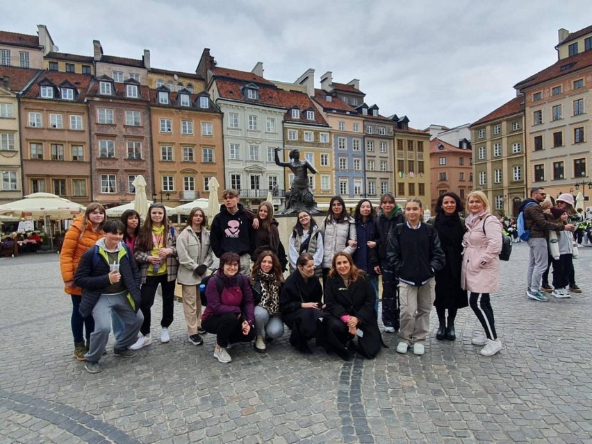 Międzynarodowa grupa uczniów na wycieczce w Warszawie