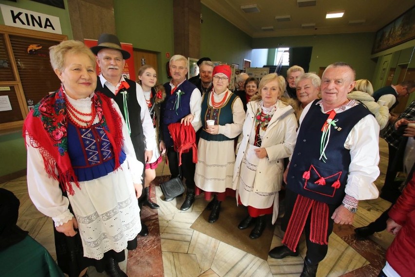 Folklor zabrzmiał w Wojewódzkim Domu Kultury w Kielcach. Pokazywali obrzędy i mówili gwarą 