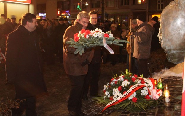 Pod pomnikiem Ofiar Terroru Komunistycznego w Gdyni złożono kwiaty i zapalono znicze
