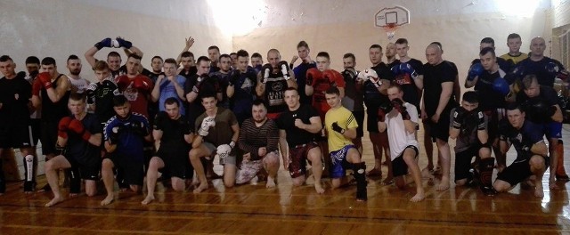 Na pierwsze spotkanie organizacyjne dotyczące treningów MMA przybyło do włoszczowskiej „dwójki” ponad 40 osób.