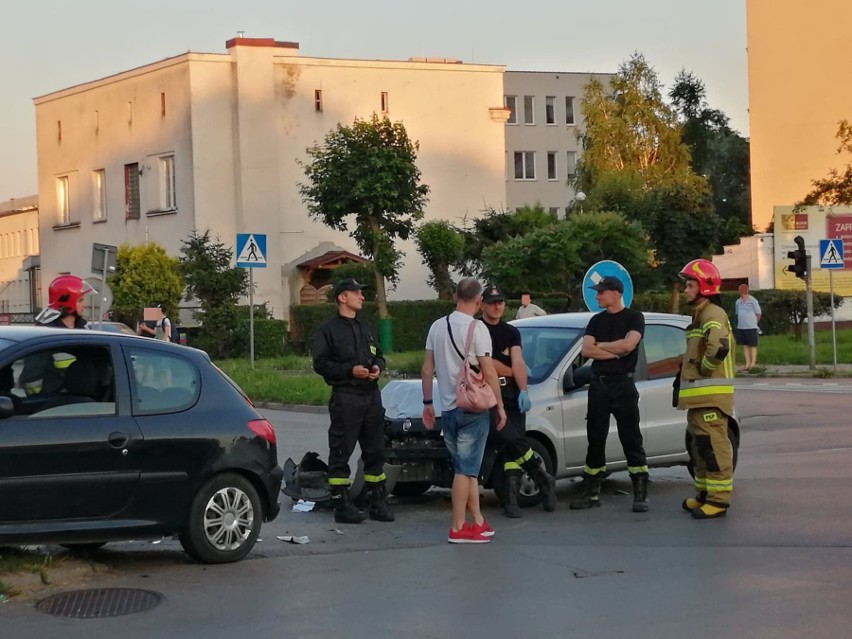 Zderzenie samochodów na skrzyżowaniu w Ostrowcu. Na miejscu straż pożarna i policja [ZDJĘCIA] 