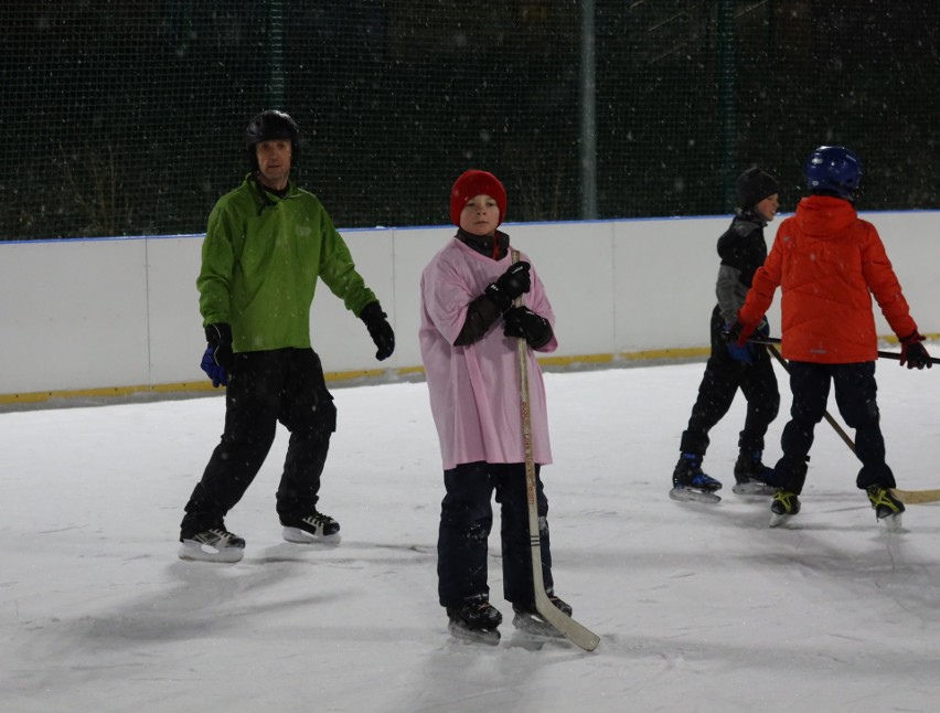 Mecz hokeja i zabawa na lodowisku w Opatowie dla Igi Kaczmarczyk chorej na SMA (ZDJĘCIA)