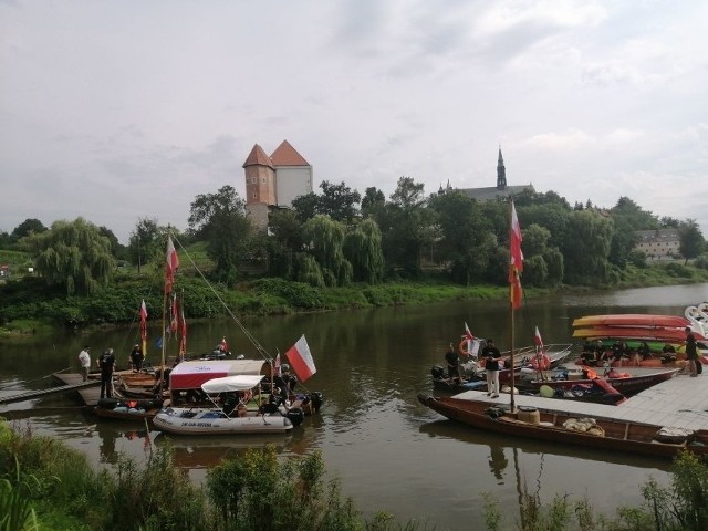 Ponad  dziesięć jednostek pływających wyruszy w sobotę, 29 lipca ze Starego Portu w Sandomierzu w ramach „Wyprawy Warszawskiej”.