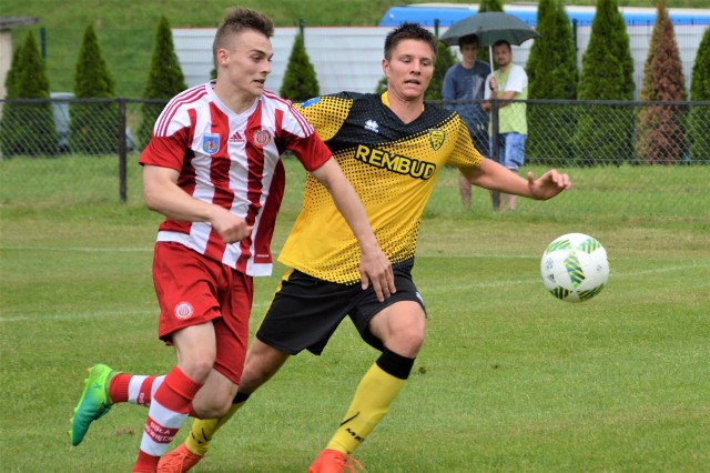Grzegorz Jarosz (w żółtej koszulce) dobrze wprowadził się do seniorskiego zespołu MKS Trzebinia.