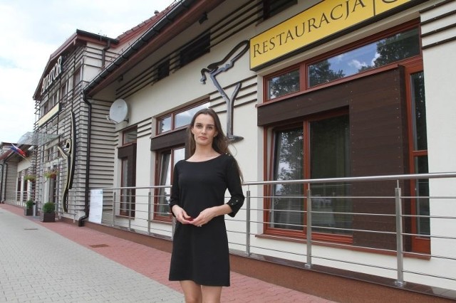 Drugie życie Awiatora. Czy piękny obiekt koło Kielc pokona kłopoty? (ZDJĘCIA)Hotel Aviator prezentuje z zewnątrz Kamila Wojciechowska.