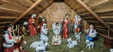 Szopki betlejemskie 2023 w kościołach w powiecie jędrzejowskim. Przybliżają tajemnicę Bożego Narodzenia. Tak wyglądają. Zobaczcie