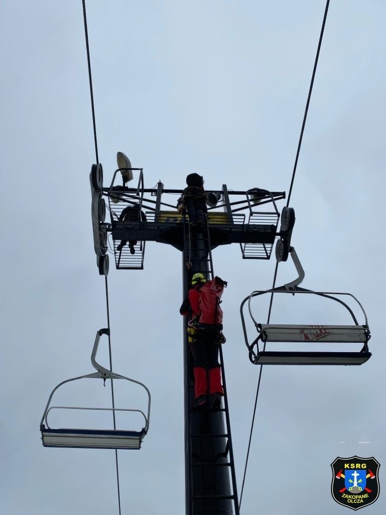 Ćwiczenia strażaków na wyciągu narciarskim na Polanie...