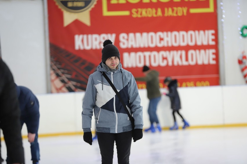 Sztuczne lodowisko na Telegrafie w Kielcach oblegane przez  łyżwiarzy 
