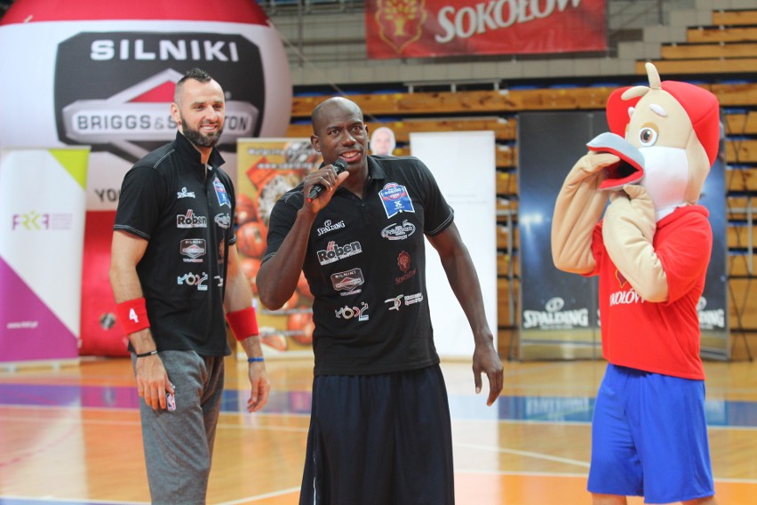 Marcin Gortat trenuje dzieci na Marcin Gortat Camp w...