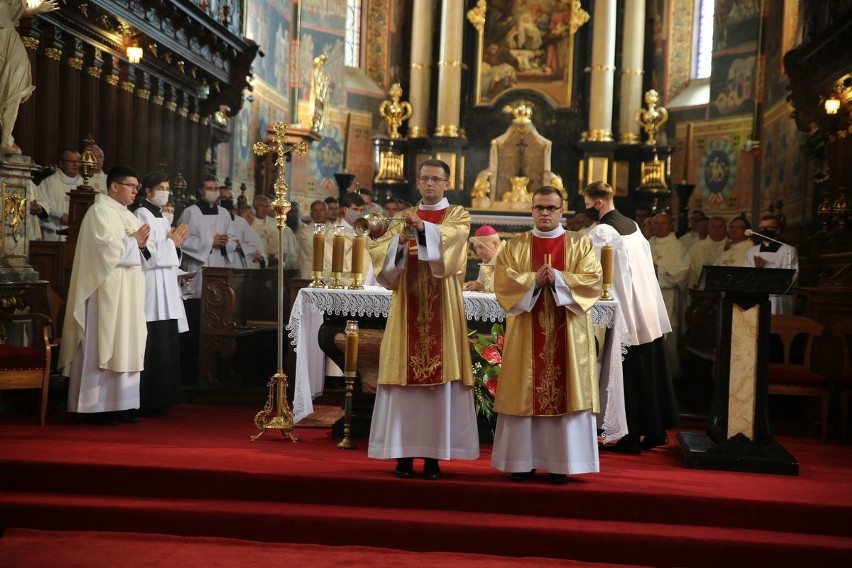 Święcenia diakonatu w diecezji sandomierskiej. Przyjęło je pięciu alumnów. Uroczystości przewodniczył biskup Edward Frankowski [ZDJĘCIA]