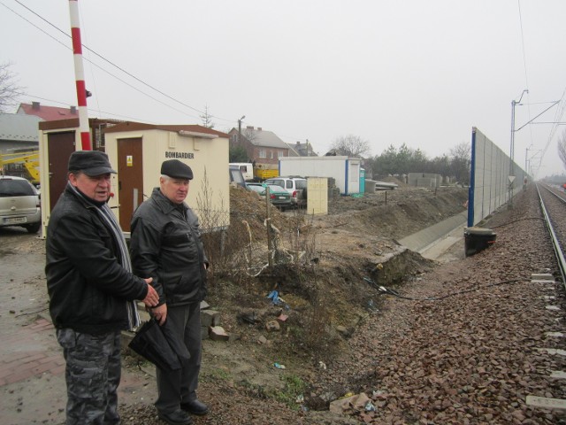 Józef Zych i Czesław Baran stoją w tym miejscu, gdzie musi się zatrzymać samochód przed wjazdem na tory kolejowe