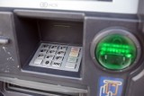 Zasłanianie klawiatury w bankomacie nie pomoże. Złodzieje i tak zdobędą kod PIN! (FILM)