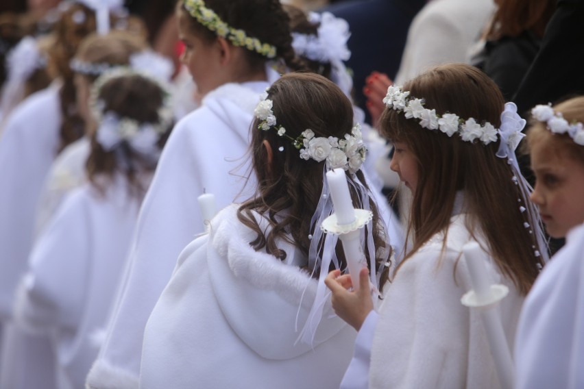 Duże grupowe uroczystości komunijne będą możliwe dopiero w...