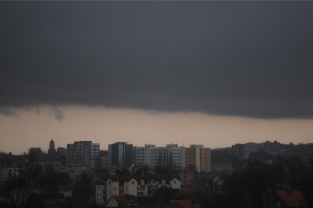 W centrum i na południu miejscami mogą dziś wystąpić burze