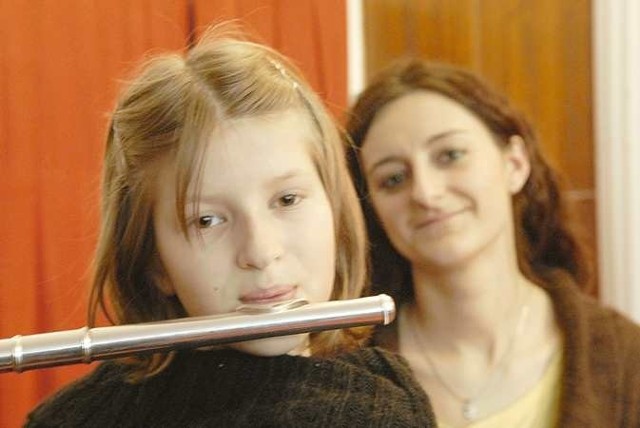 Beata Dudek uważnie słucha rad swej nauczycielki Agnieszki Kuchnowicz