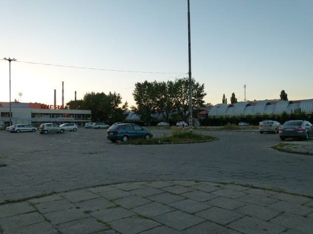 Obecnie znajduje się tu bezpłatny parking dla klientów targowiska.