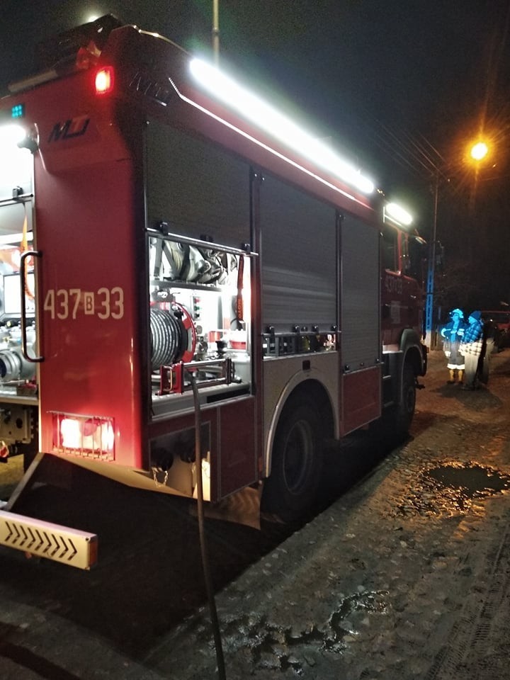 Po szybkim przystąpieniu do gaszenia domu, ogień został...