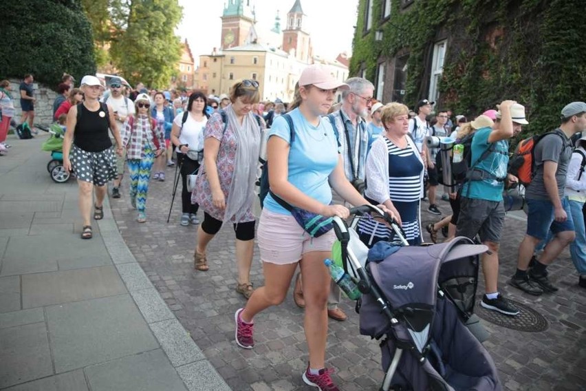 Kraków. Pielgrzymi tłumnie ruszyli na Janą Górę [ZDJĘCIA]