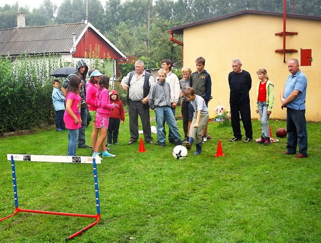 Dla dzieci i młodzieży przygotowano gry i konkurencje. Jak widać, nawet gumiaki nie przeszkadzały w kopaniu piłki
